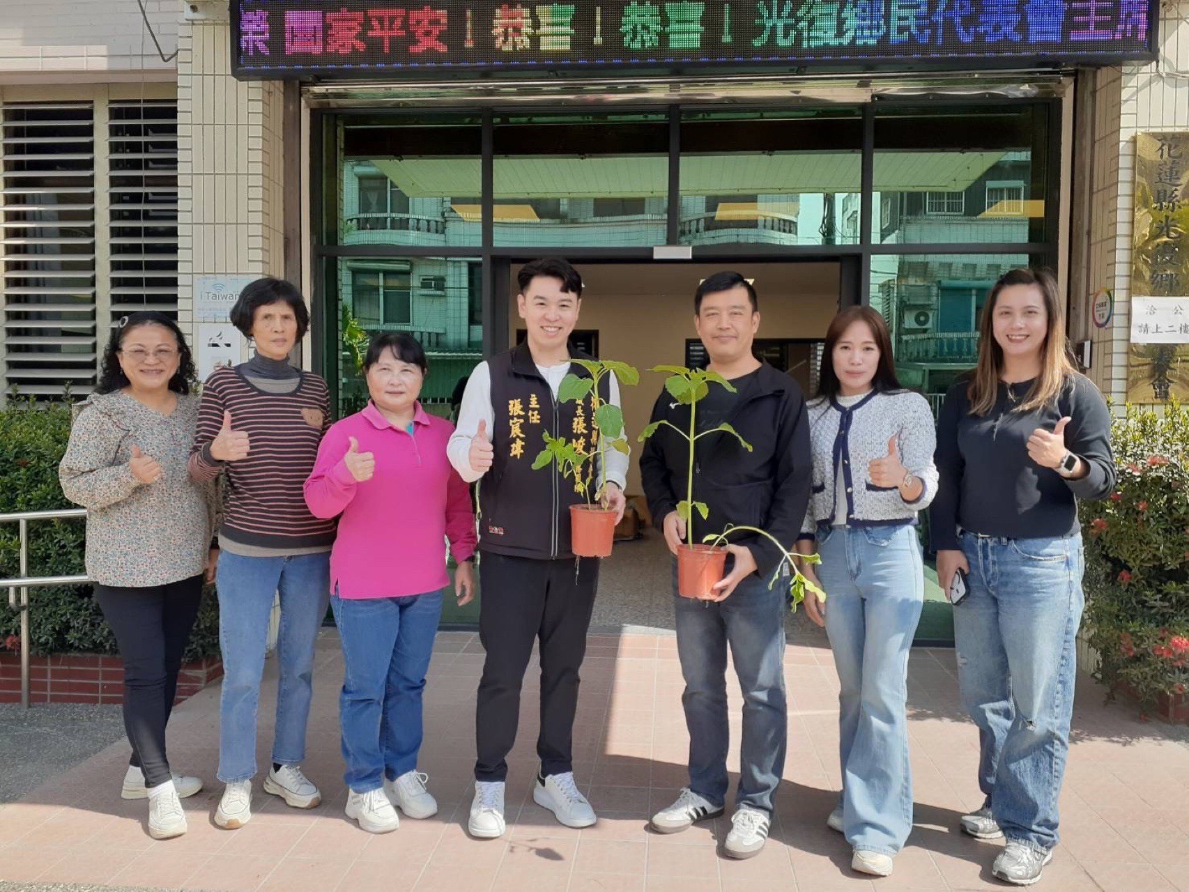 向日葵送暖光復鄉　 議長張峻攜邦查農場陪伴災後重建之路