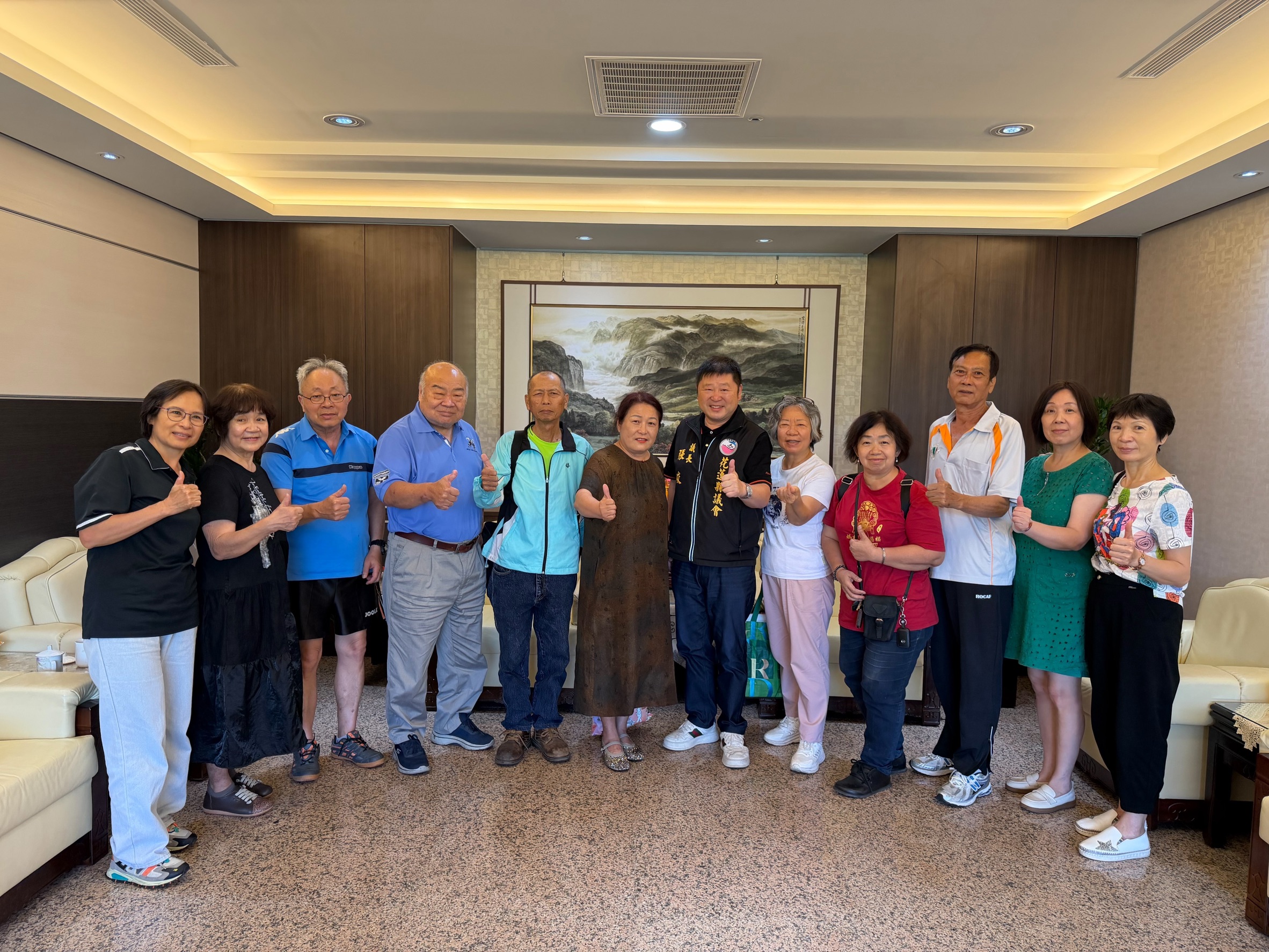 化民意殿堂為公民藝廊！花蓮議長張峻邀長青書畫會非開議期辦展