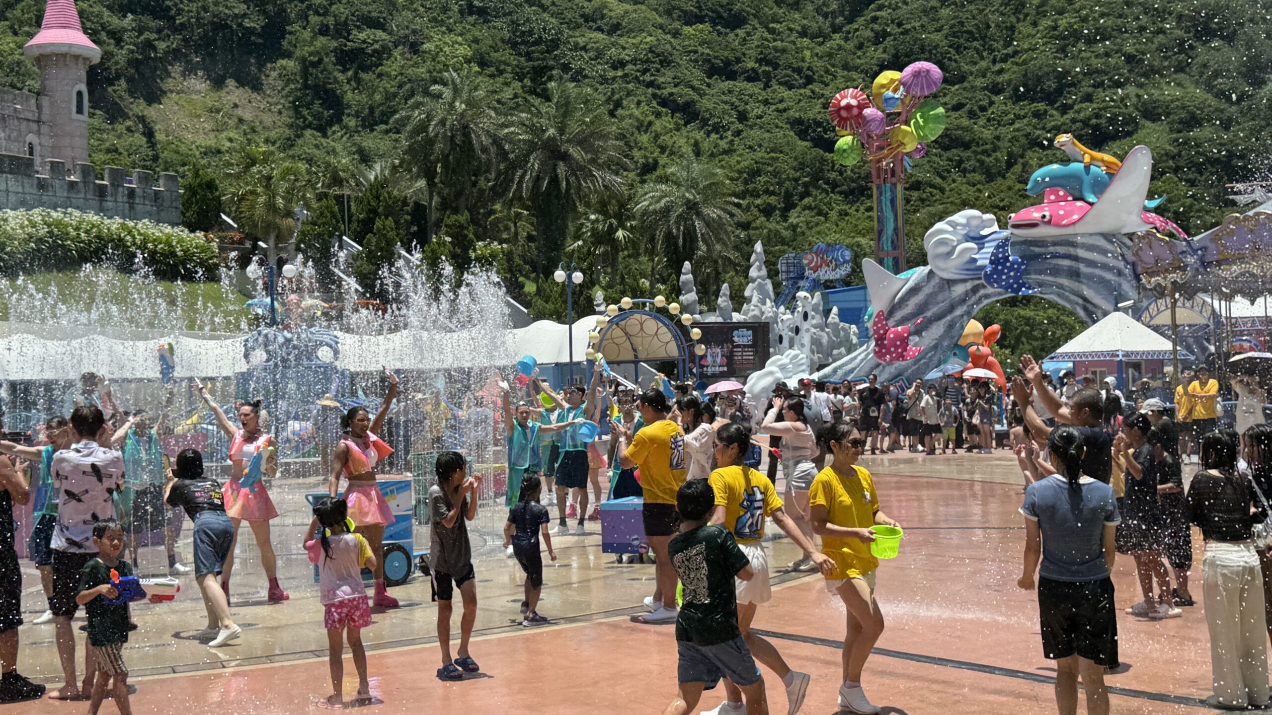 進擊的夏天降臨花蓮！遠雄海洋公園《進擊的巨人》主題登場，電音水花派對狂歡升級